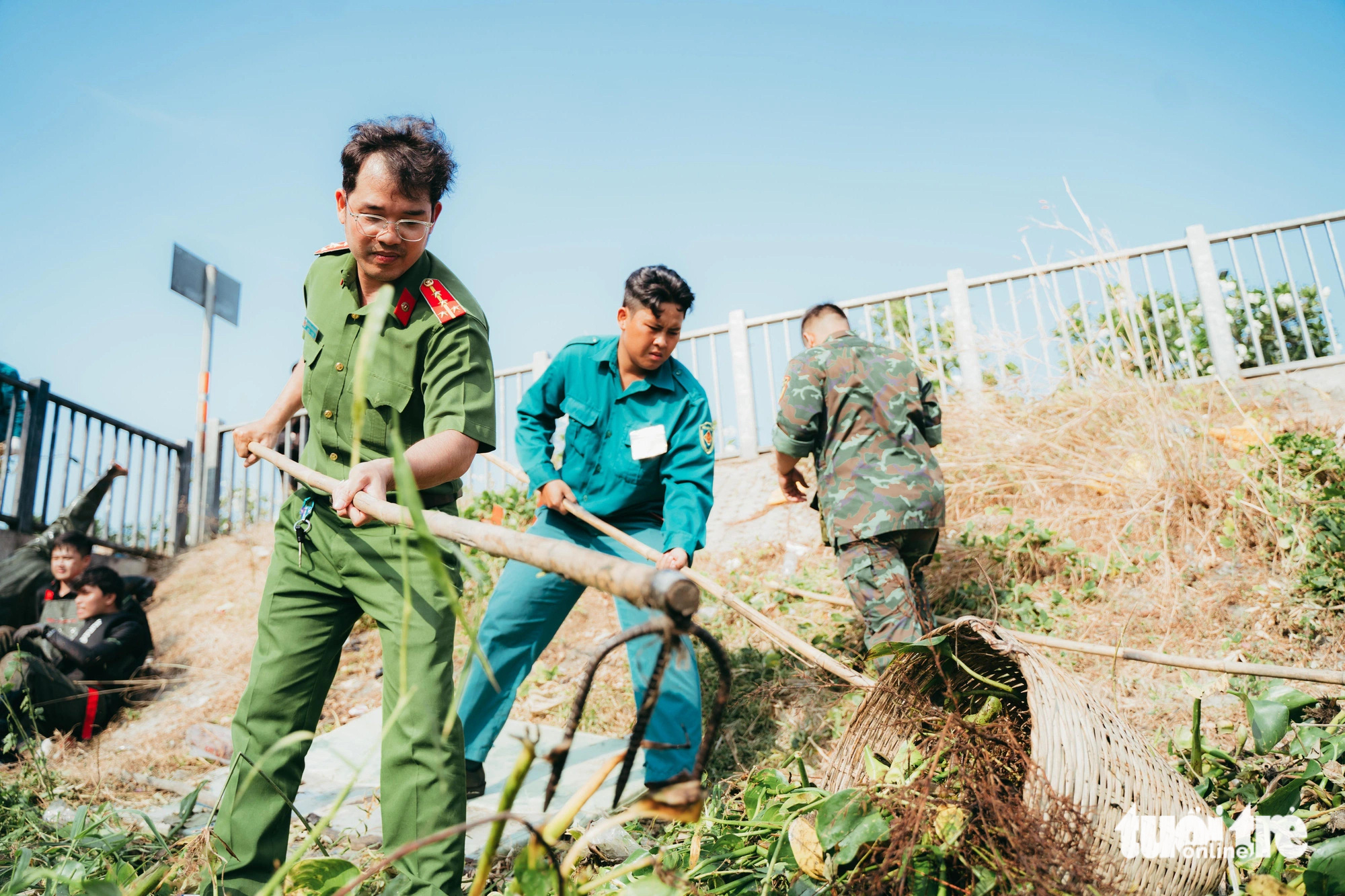 Chiến sĩ trẻ của các lực lượng vũ trang trên địa bàn quận cùng phối hợp để dọn dẹp rác trên rạch - Ảnh: THANH HIỆP Chiến sĩ trẻ của các lực lượng vũ trang trên địa bàn quận cùng phối hợp dọn dẹp rác