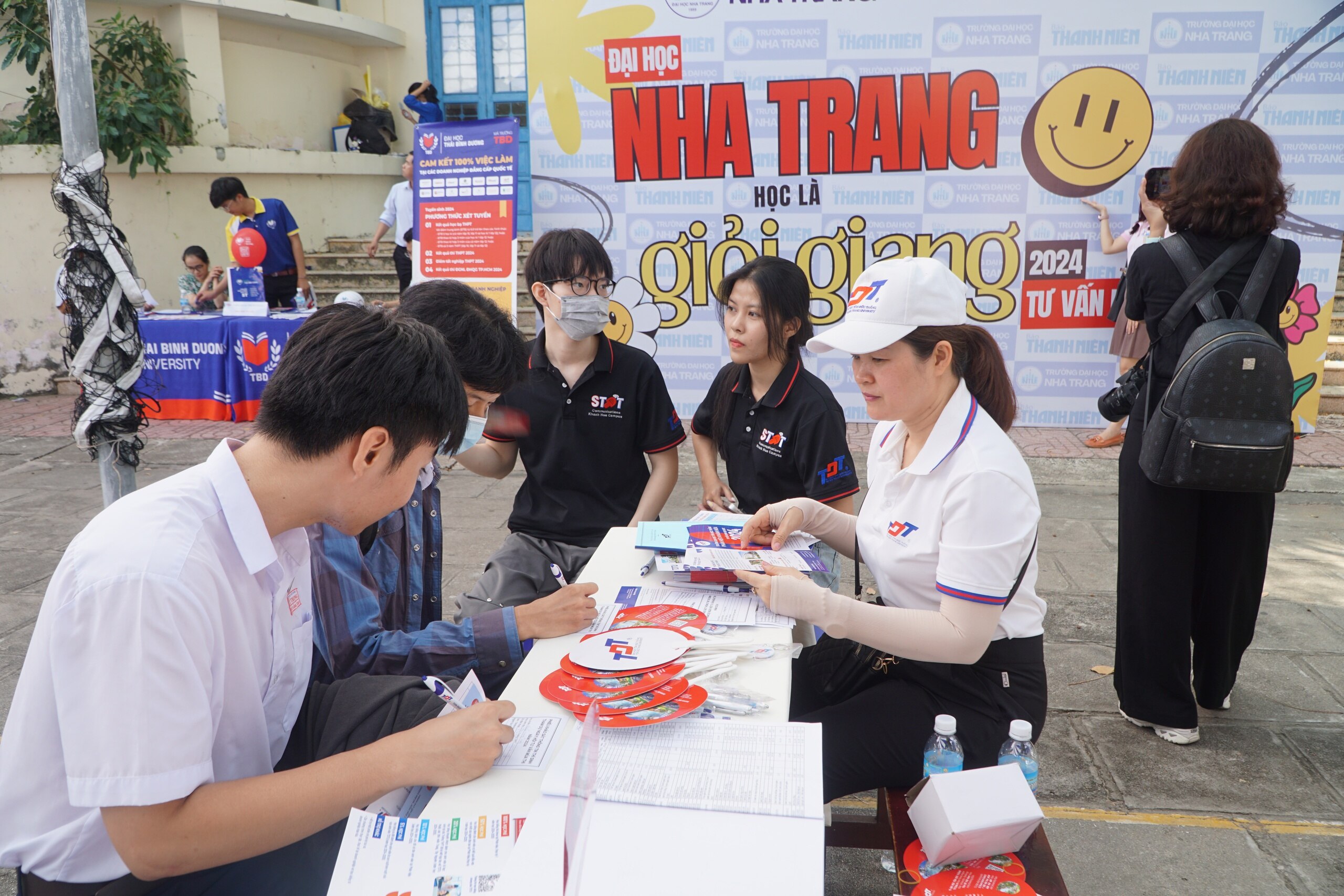 Gian hàng tư vấn mùa thi Nha Trang thu hút hàng ngàn học sinh- Ảnh 13.