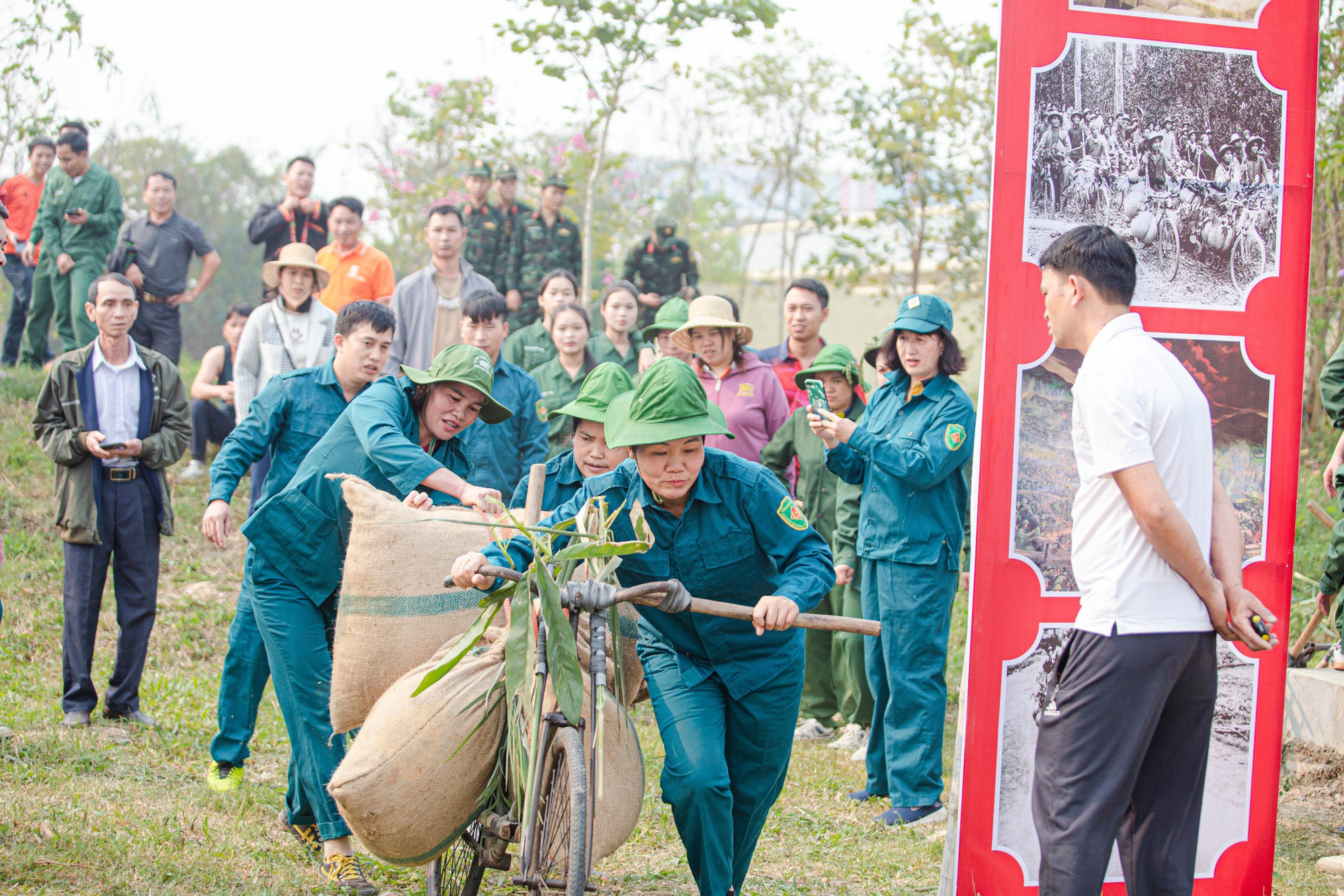 Bà con Điện Biên ‘hóa’ bộ đội, dân quân thi đẩy xe đạp thồ, tải đạn- Ảnh 7. Bà con Điện Biên ‘hóa’ bộ đội, dân quân thi đẩy xe đạp thồ, tải đạn- Ảnh 7.