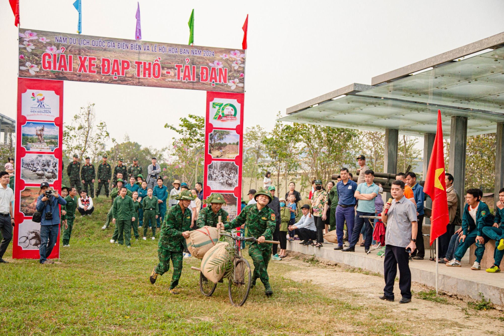 Đội thi chỉ hoàn thành phần thi khi tất cả các thành viên trong đội đều cùng về đích và chạm tay vào lá cơ tổ quốc ở khu vực đích - Ảnh: TƯ HẠ Đội thi chỉ hoàn thành phần thi khi tất cả các thành viên trong đội đều cùng về đích và chạm tay vào lá cờ Tổ quốc ở khu vực đích - Ảnh: TƯ HẠ