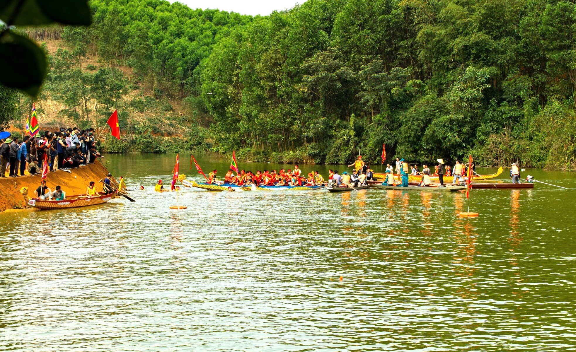 Kịch tính màn đua thuyền trong lễ hội ở huyện biên giới xứ Nghệ ảnh 4