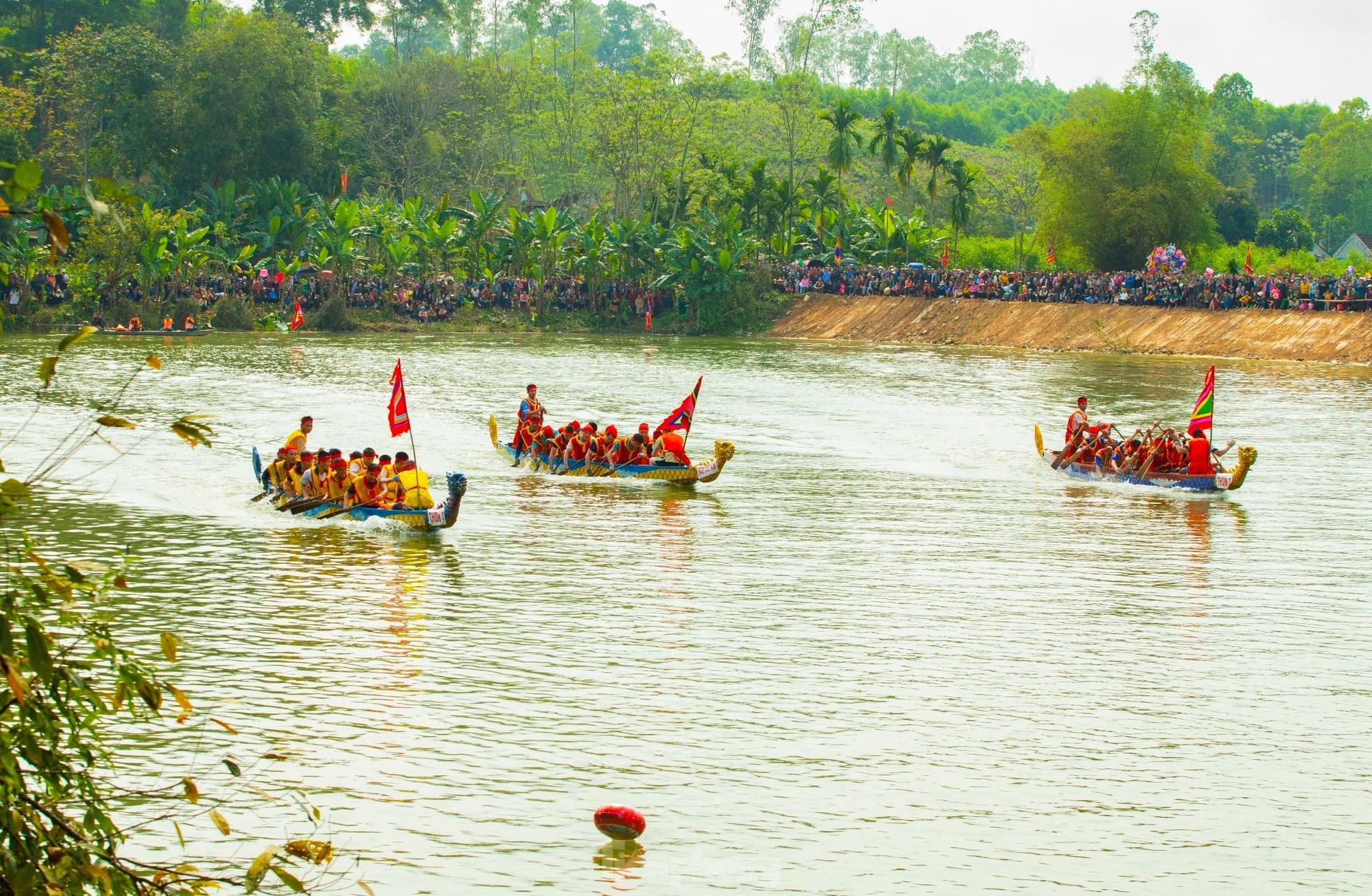 Kịch tính màn đua thuyền trong lễ hội ở huyện biên giới xứ Nghệ ảnh 6