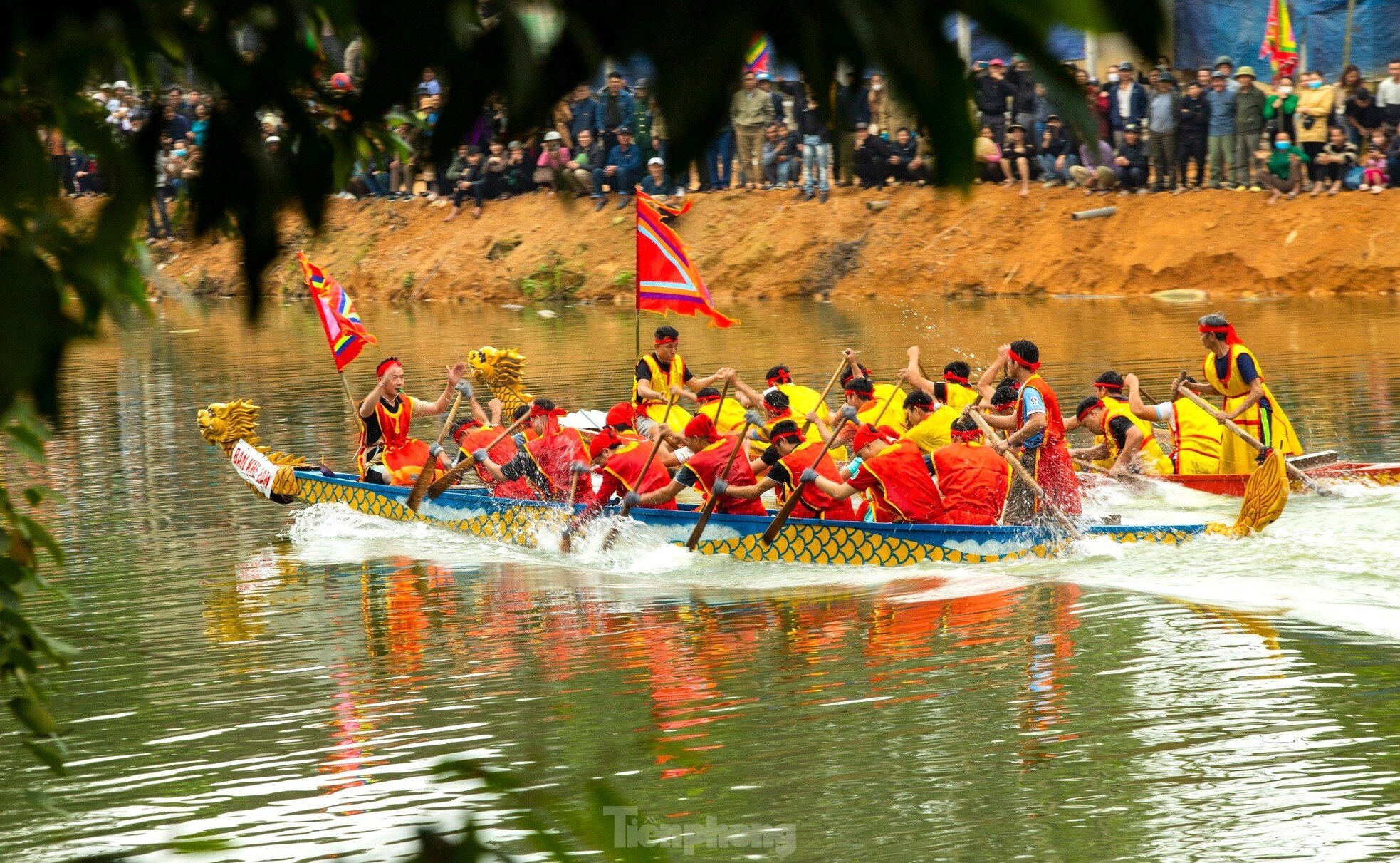 Kịch tính màn đua thuyền trong lễ hội ở huyện biên giới xứ Nghệ ảnh 8