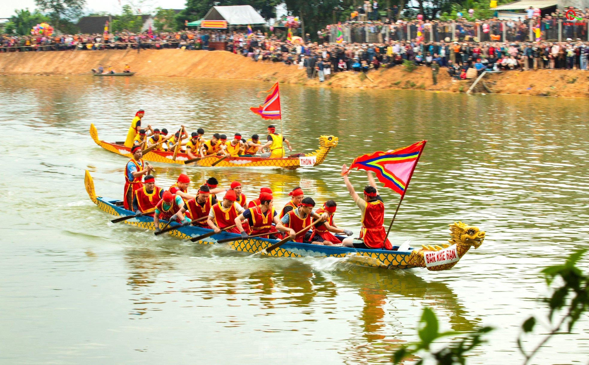 Kịch tính màn đua thuyền trong lễ hội ở huyện biên giới xứ Nghệ ảnh 7