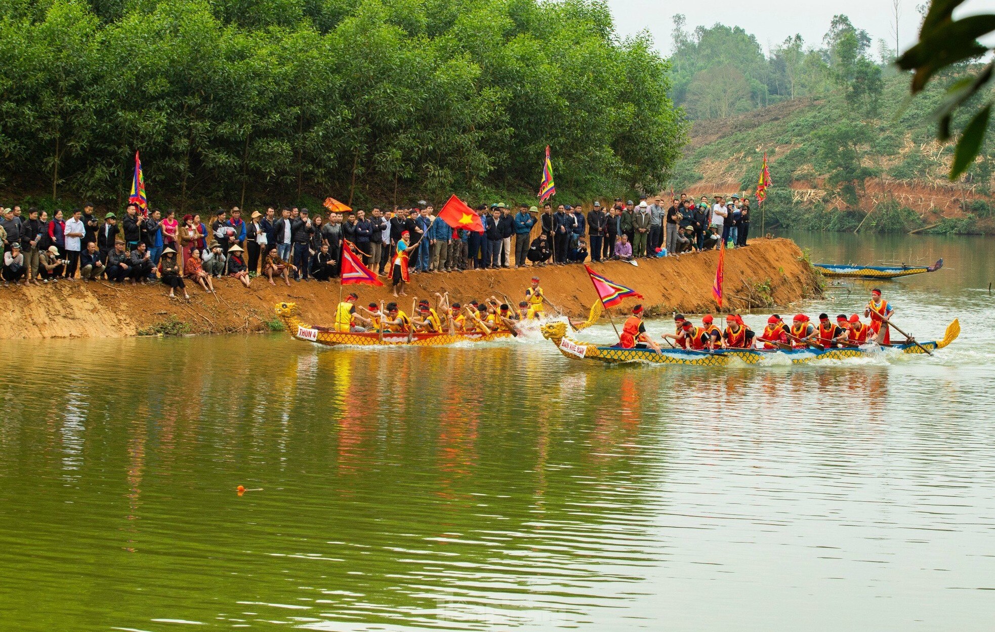 Kịch tính màn đua thuyền trong lễ hội ở huyện biên giới xứ Nghệ ảnh 14