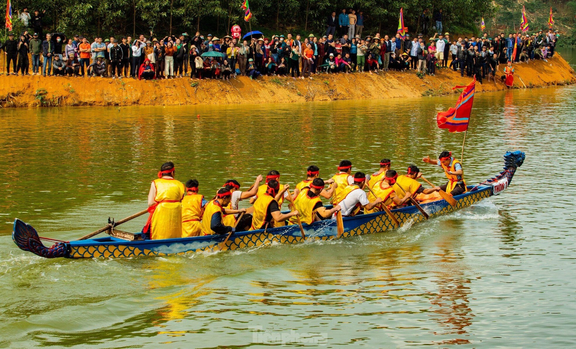 Kịch tính màn đua thuyền trong lễ hội ở huyện biên giới xứ Nghệ ảnh 13