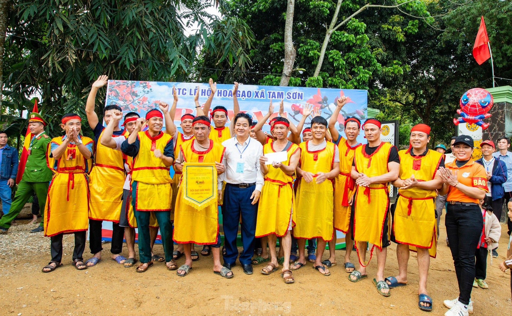 Kịch tính màn đua thuyền trong lễ hội ở huyện biên giới xứ Nghệ ảnh 15