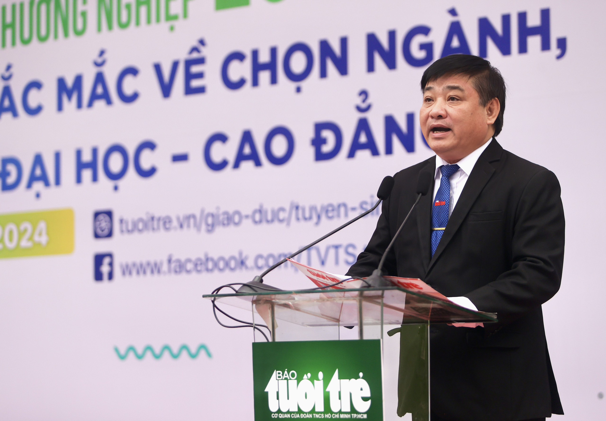 Tổng biên tập báo Tuổi Trẻ Lê Thế Chữ phát biểu khai mạc Ngày hội Tư vấn tuyển sinh - hướng nghiệp 2024 tại Hà Nội - Ảnh: NGUYỄN KHÁNH Tổng biên tập báo Tuổi Trẻ Lê Thế Chữ phát biểu khai mạc Ngày hội tư vấn tuyển sinh - hướng nghiệp 2024 tại Hà Nội - Ảnh: NGUYỄN KHÁNH
