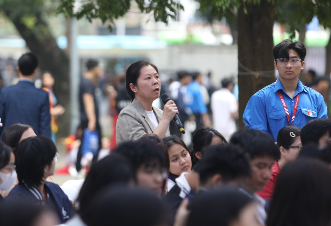 Nhiều thí sinh chọn sai ngành, sai trường, rất cần tư vấn tuyển sinh- Ảnh 5. Phụ huynh đặt câu hỏi đến ban tư vấn tại ngày hội - Ảnh: DANH KHANG