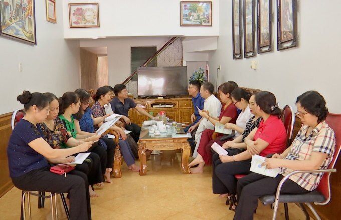 Các chủ hộ kinh doanh cá thể tập trung tại nhà ông Nguyễn Viết Lâm tại TP Tuyên Quang, tháng 5/2023. Ảnh: Phạm Cường
