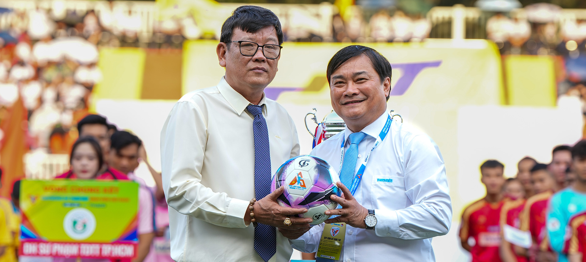 Trưởng Ban tổ chức giải đấu tặng bóng lưu niệm cho THACO Trưởng Ban tổ chức giải đấu tặng bóng lưu niệm cho THACO