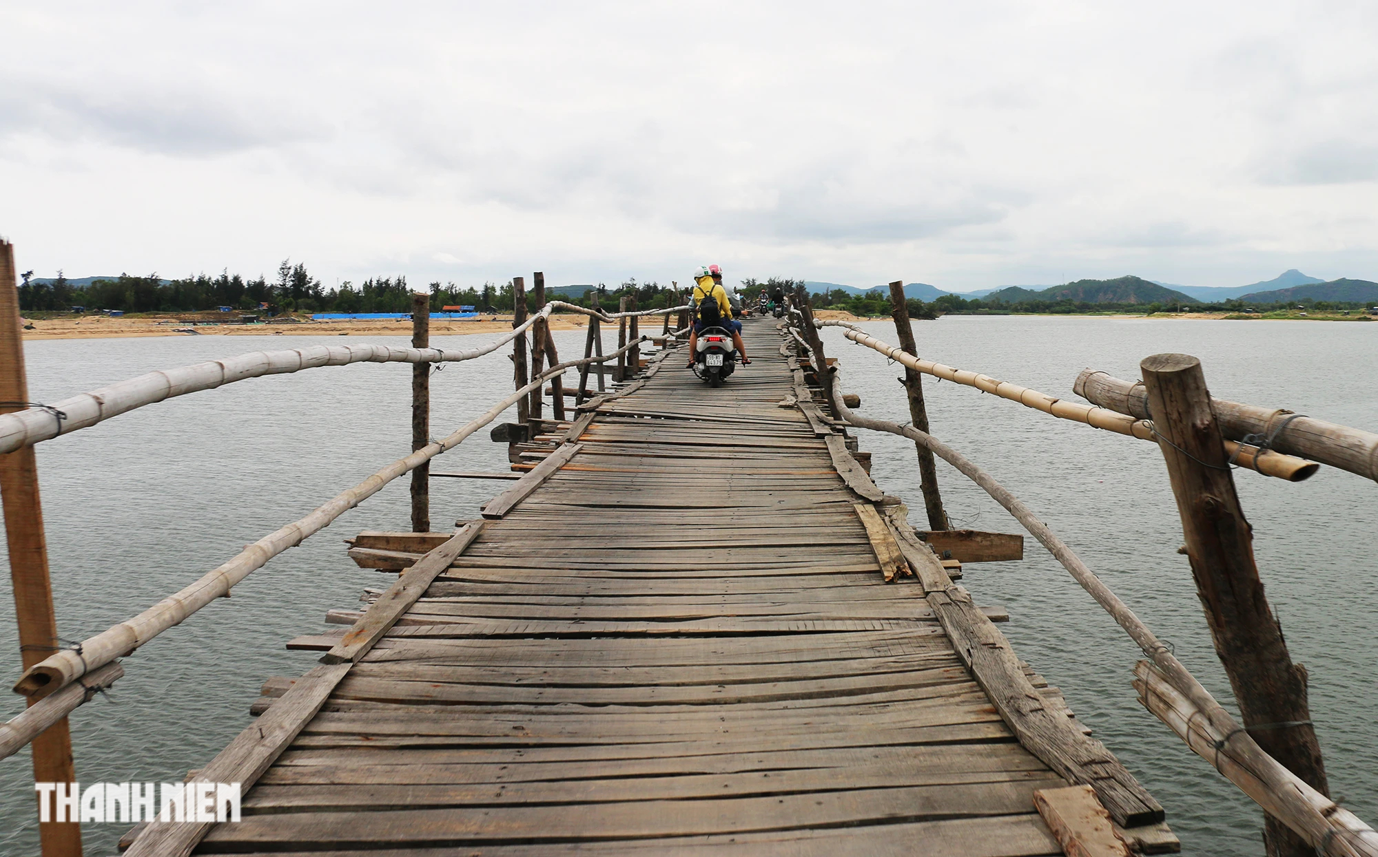 Độc lạ cây cầu gỗ dài gần 1 km bắc qua sông Bình Bá- Ảnh 3. Độc lạ cây cầu gỗ dài gần 1 km bắc qua sông Bình Bá- Ảnh 3.