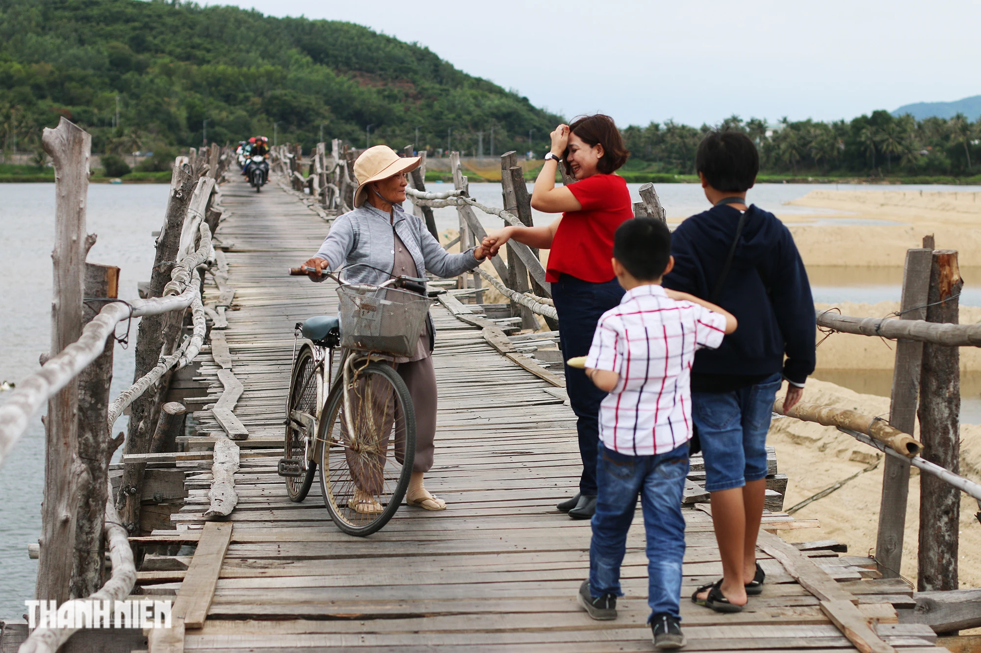 Độc lạ cây cầu gỗ dài gần 1 km bắc qua sông Bình Bá- Ảnh 6. Độc lạ cây cầu gỗ dài gần 1 km bắc qua sông Bình Bá- Ảnh 6.