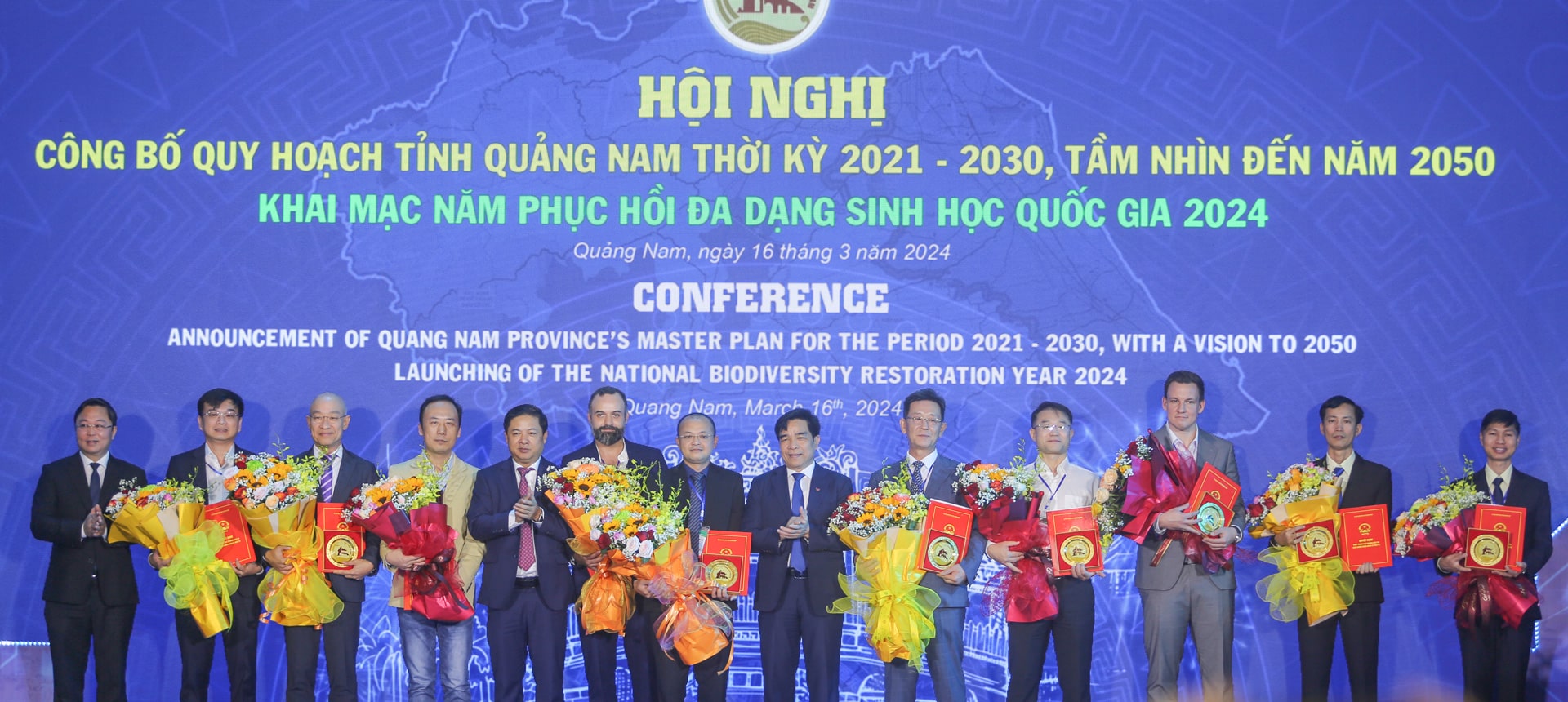 Đại diện Lãnh đạo THACO INDUSTRIES và THILOGI nhận Quyết định chấp thuận chủ trương đầu tư của tỉnh Quảng Nam Đại diện Lãnh đạo THACO INDUSTRIES và THILOGI nhận Quyết định chấp thuận chủ trương đầu tư của tỉnh Quảng Nam