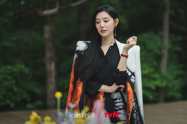 Vẻ đẹp của diễn viên Kim Ji Won trong phim Nữ hoàng nước mắt