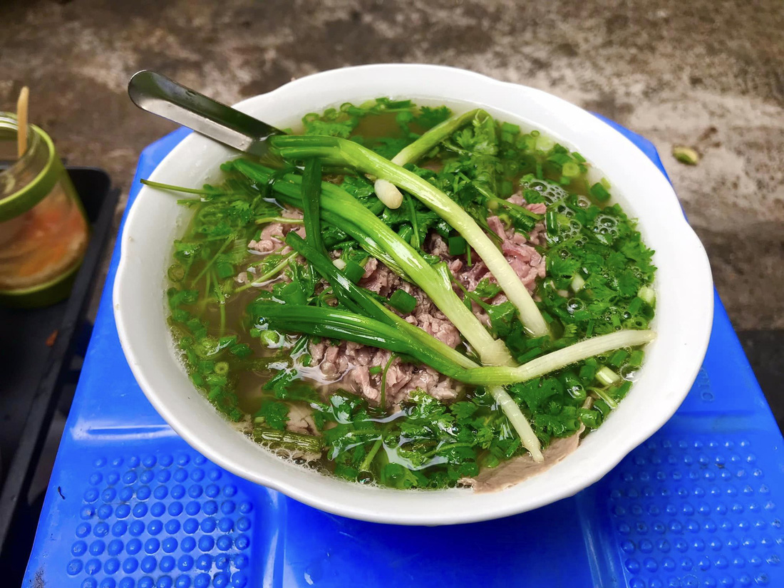 Phở Tư Lùn Ấu Triệu Phở Tư Lùn Ấu Triệu là một trong những quán phở ngon có tiếng của Hà Nội - Ảnh: CLB Tuần phở