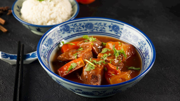 Phở, cơm tấm, bánh mì luôn vào top các món ngon nên ăn khi đến Việt Nam- Ảnh 3. Bò kho có thể dùng kèm với bánh mì - Ảnh: Taste Atlas