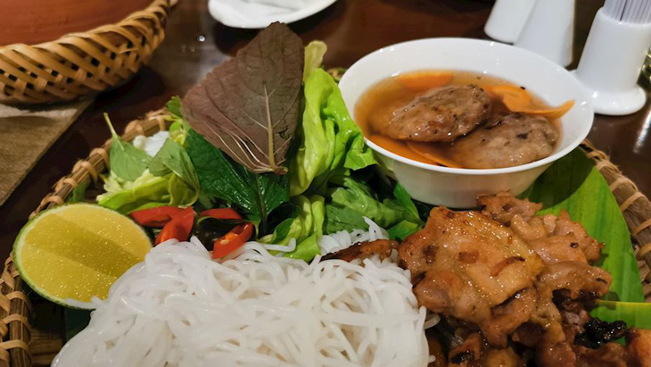 Bún chả có thể được xem là thức quà quý của người Hà Nội - Ảnh: Taste Atlas Bún chả có thể được xem là thức quà quý của người Hà Nội - Ảnh: Taste Atlas