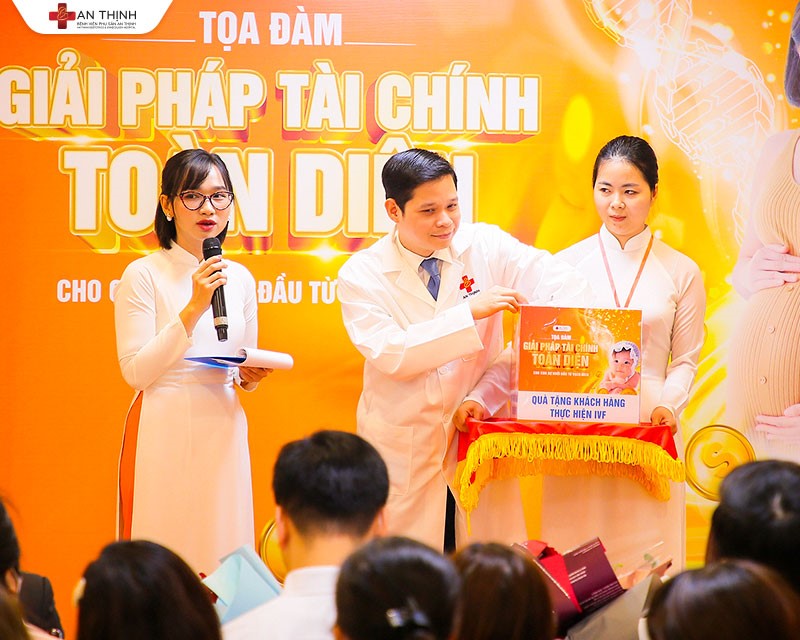 Bệnh viện phụ sản An Thịnh dành nhiều phần quà trị giá hàng tỷ đồng cho khách hàng trong tọa đàm 'Giải pháp tài chính toàn diện cho con sự khởi đầu từ vạch đích'- Ảnh 3. Bệnh viện phụ sản An Thịnh dành nhiều phần quà trị giá hàng tỷ đồng cho khách hàng trong tọa đàm 'Giải pháp tài chính toàn diện cho con sự khởi đầu từ vạch đích'- Ảnh 3.
