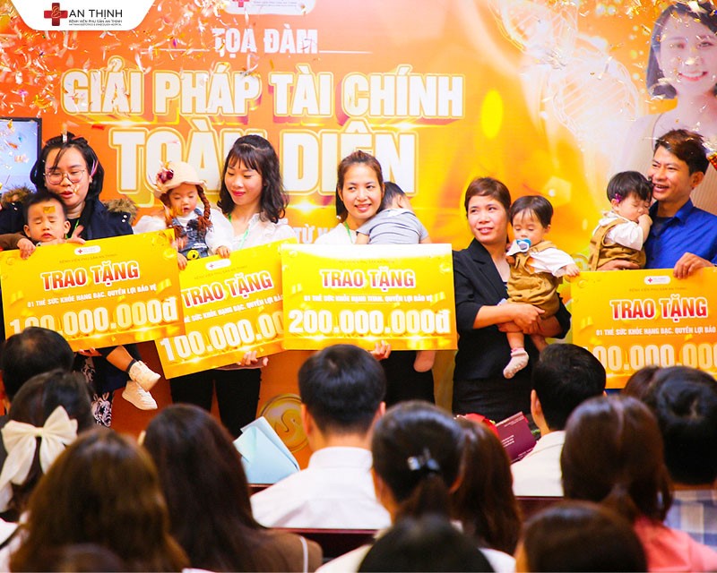 Bệnh viện phụ sản An Thịnh dành nhiều phần quà trị giá hàng tỷ đồng cho khách hàng trong tọa đàm 'Giải pháp tài chính toàn diện cho con sự khởi đầu từ vạch đích'- Ảnh 4. Bệnh viện phụ sản An Thịnh dành nhiều phần quà trị giá hàng tỷ đồng cho khách hàng trong tọa đàm 'Giải pháp tài chính toàn diện cho con sự khởi đầu từ vạch đích'- Ảnh 4.