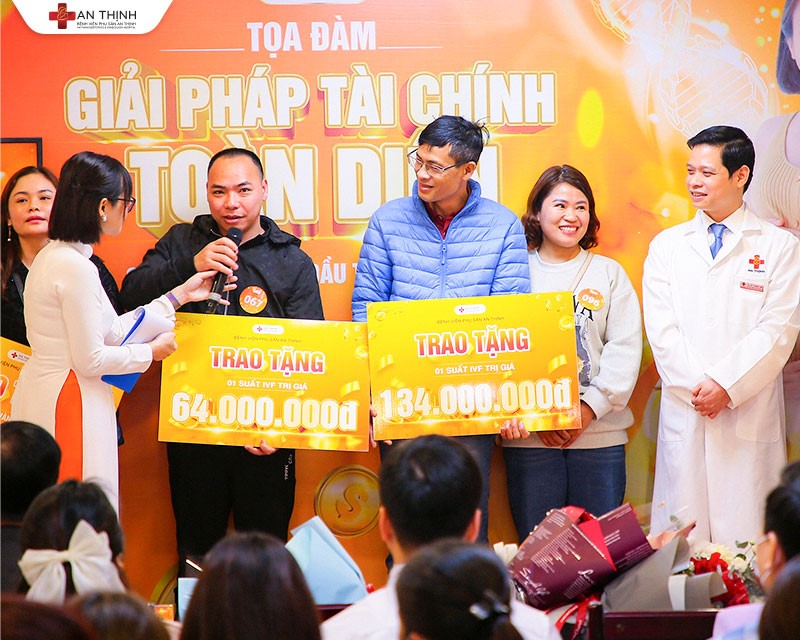 Bệnh viện phụ sản An Thịnh dành nhiều phần quà trị giá hàng tỷ đồng cho khách hàng trong tọa đàm 'Giải pháp tài chính toàn diện cho con sự khởi đầu từ vạch đích'- Ảnh 5. Bệnh viện phụ sản An Thịnh dành nhiều phần quà trị giá hàng tỷ đồng cho khách hàng trong tọa đàm 'Giải pháp tài chính toàn diện cho con sự khởi đầu từ vạch đích'- Ảnh 5.