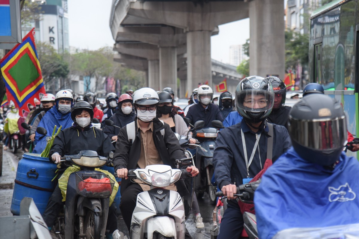 Nhiều tuyến đường Hà Nội ùn tắc hàng tiếng đồng hồ sau cơn mưa lớn kéo dài từ đêm ảnh 4