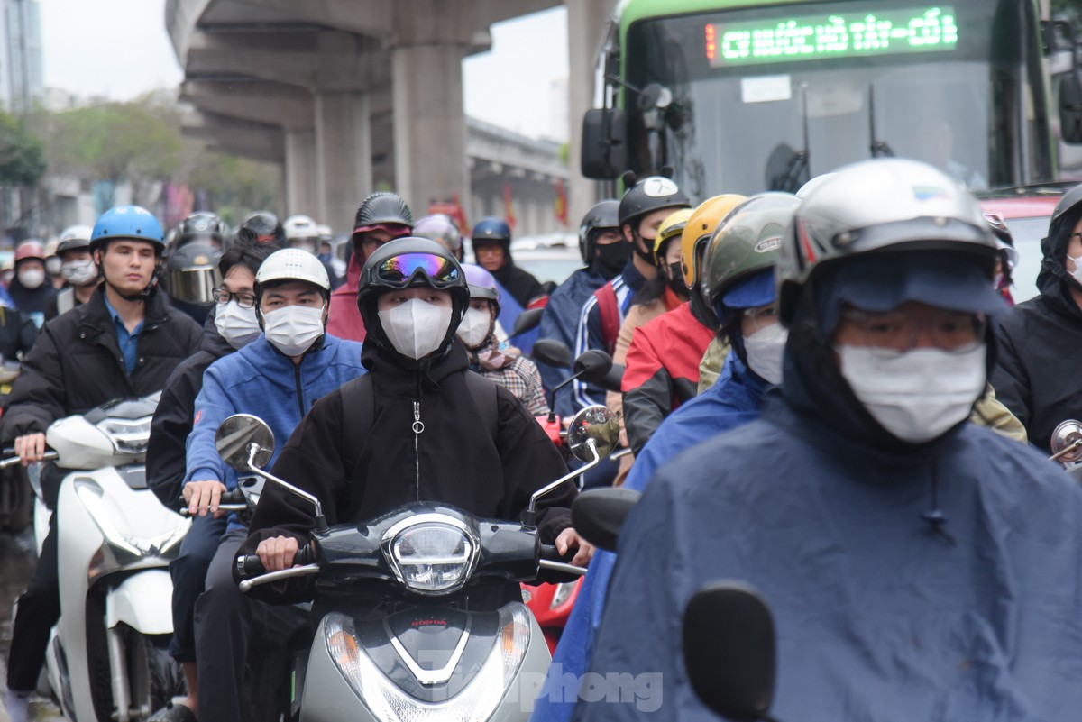 Nhiều tuyến đường Hà Nội ùn tắc hàng tiếng đồng hồ sau cơn mưa lớn kéo dài từ đêm ảnh 7