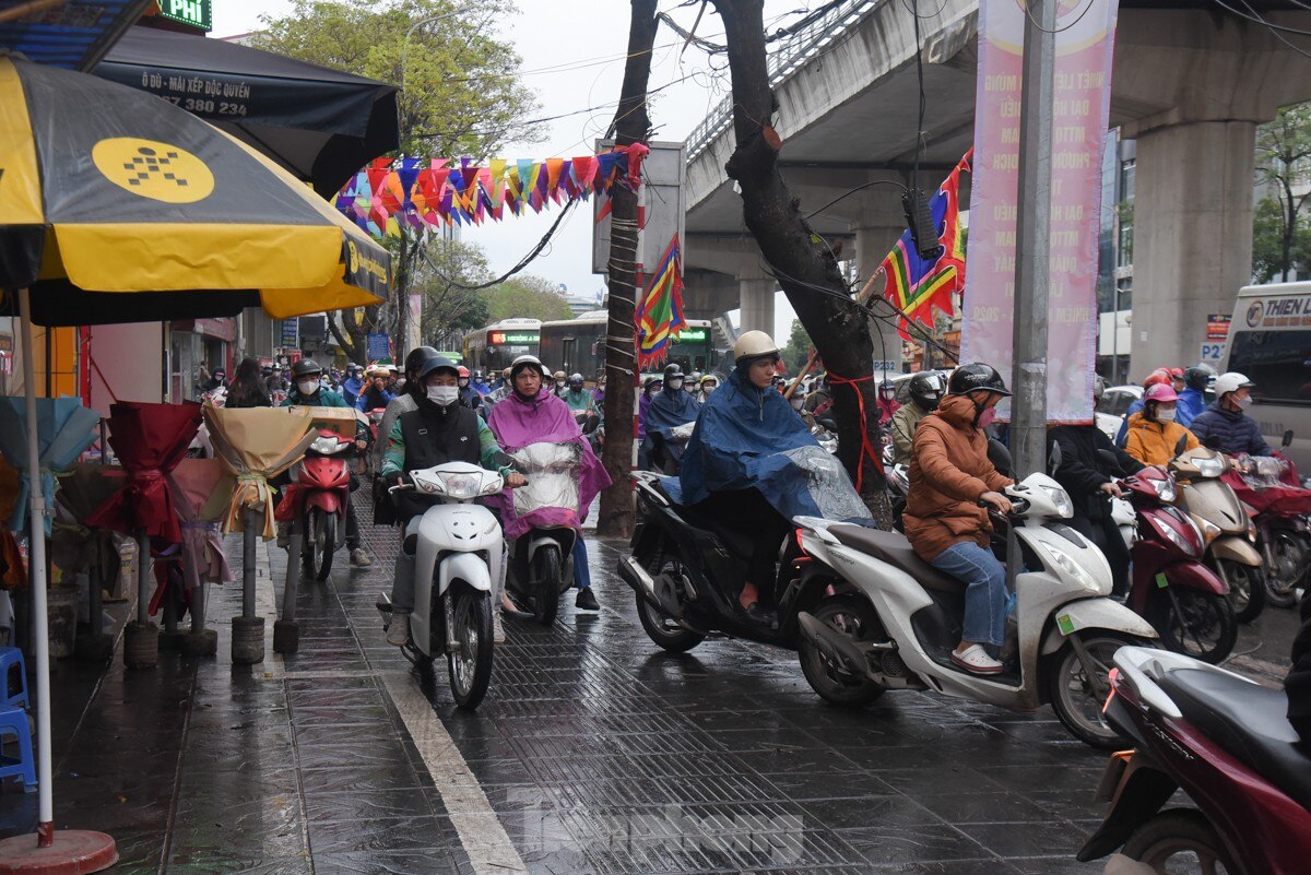 Nhiều tuyến đường Hà Nội ùn tắc hàng tiếng đồng hồ sau cơn mưa lớn kéo dài từ đêm ảnh 8