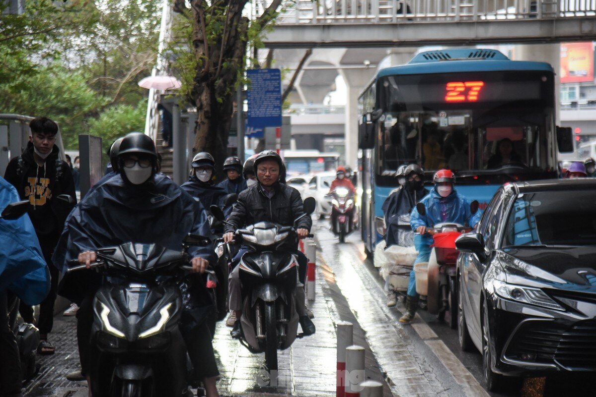Nhiều tuyến đường Hà Nội ùn tắc hàng tiếng đồng hồ sau cơn mưa lớn kéo dài từ đêm ảnh 10