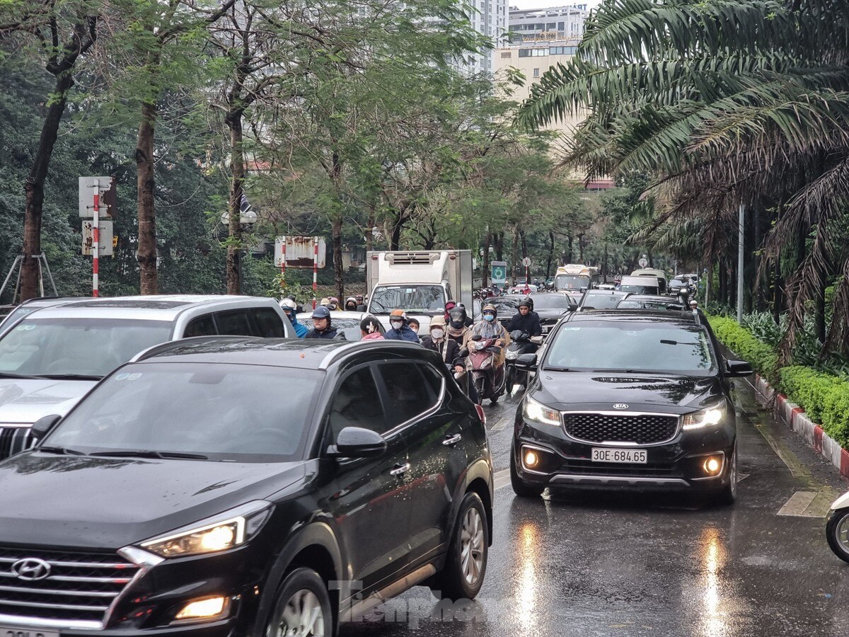 Nhiều tuyến đường Hà Nội ùn tắc hàng tiếng đồng hồ sau cơn mưa lớn kéo dài từ đêm ảnh 12
