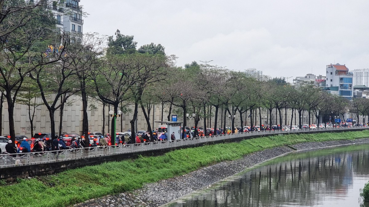 Nhiều tuyến đường Hà Nội ùn tắc hàng tiếng đồng hồ sau cơn mưa lớn kéo dài từ đêm ảnh 11