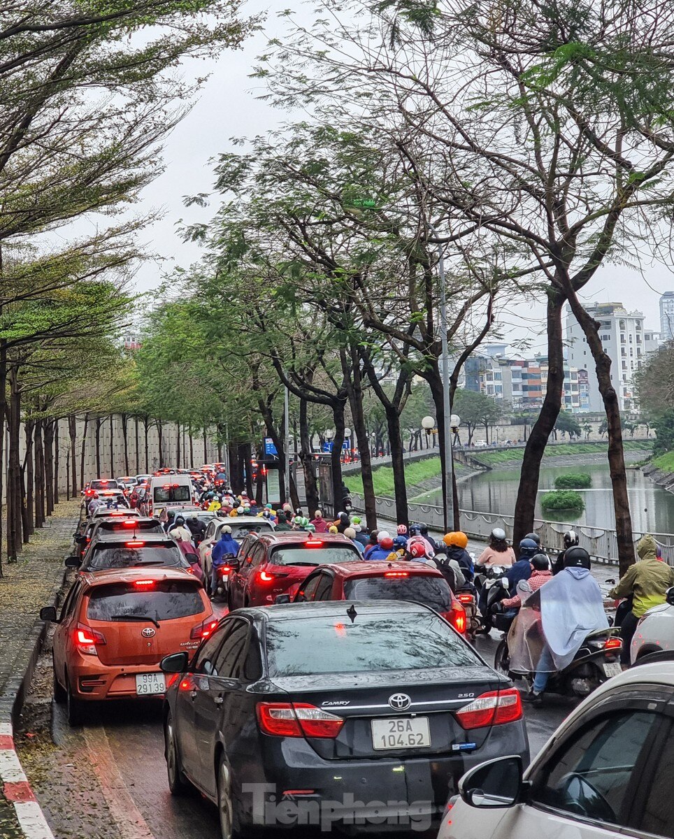 Nhiều tuyến đường Hà Nội ùn tắc hàng tiếng đồng hồ sau cơn mưa lớn kéo dài từ đêm ảnh 13