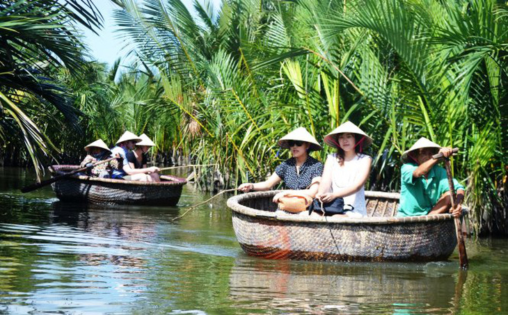 Khẳng định dân Hội An không phá rừng, phóng viên dẫn tới hiện trường, chủ tịch xã sốc- Ảnh 5. Giong thúng giữa rừng dừa Bảy Mẫu