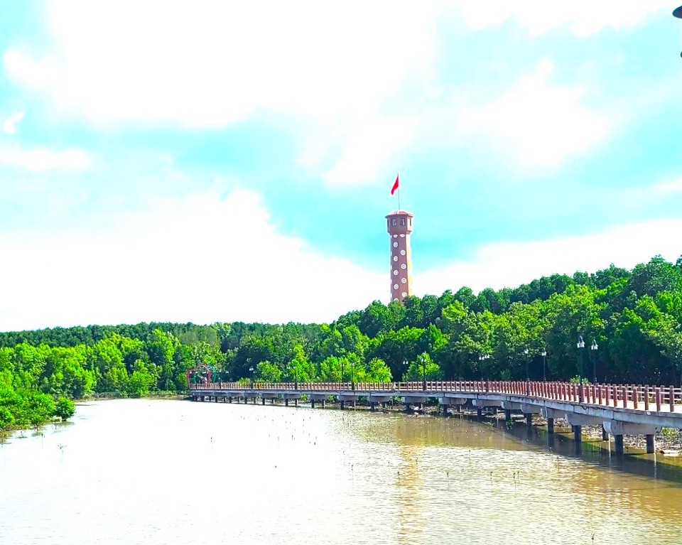 Cột cờ Hà Nội tại Mũi Cà Mau sừng sững bên cánh rừng đước bạt ngàn (Hoàng Nam)