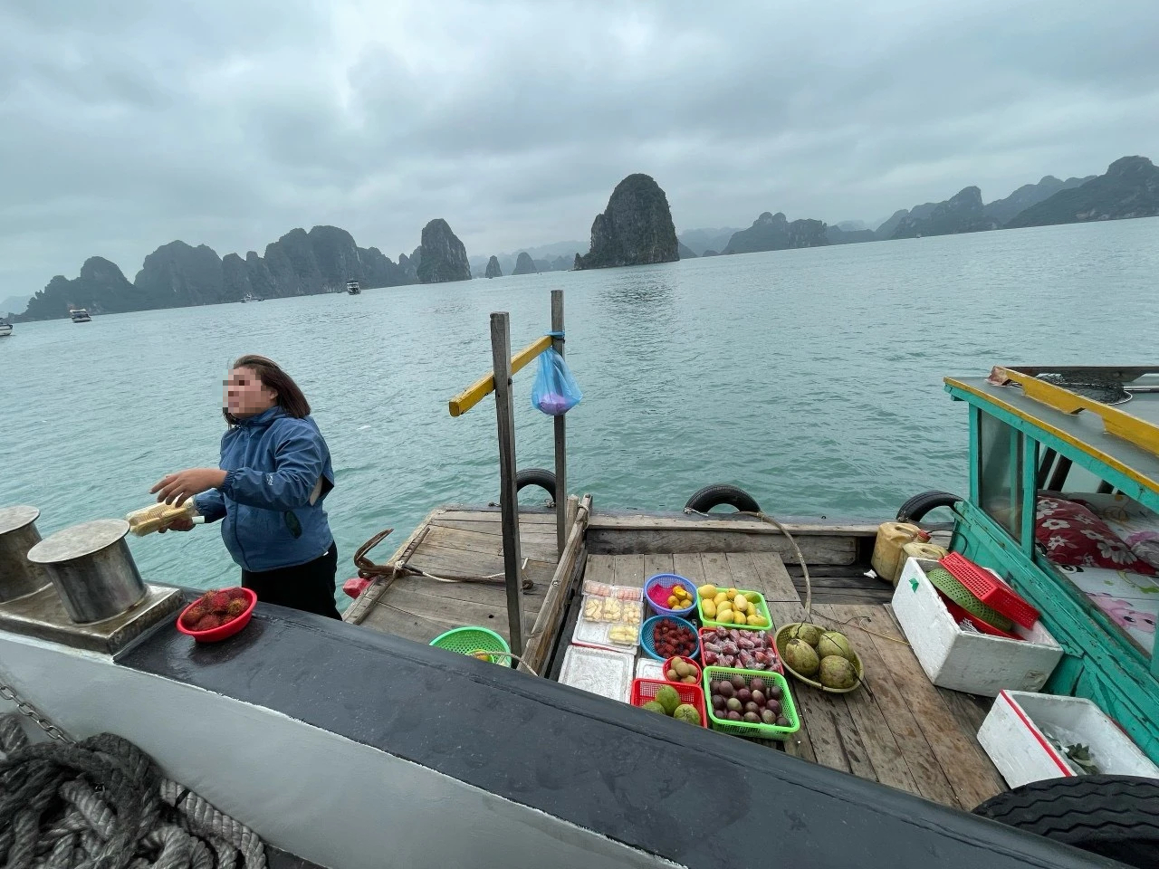 Hàng rong bủa vây, chặt chém du khách- Ảnh 4. Hàng rong bủa vây, chặt chém du khách- Ảnh 4.