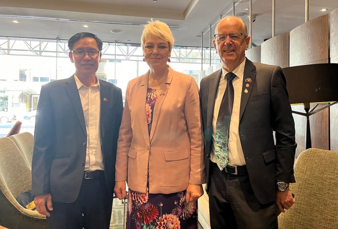 Tiến sĩ Christine (giữa) gặp gỡ lãnh đạo Bộ Y tế Việt Nam tại diễn đàn doanh nghiệp với New Zealand hôm 11/3. Ảnh: Kalandra Education