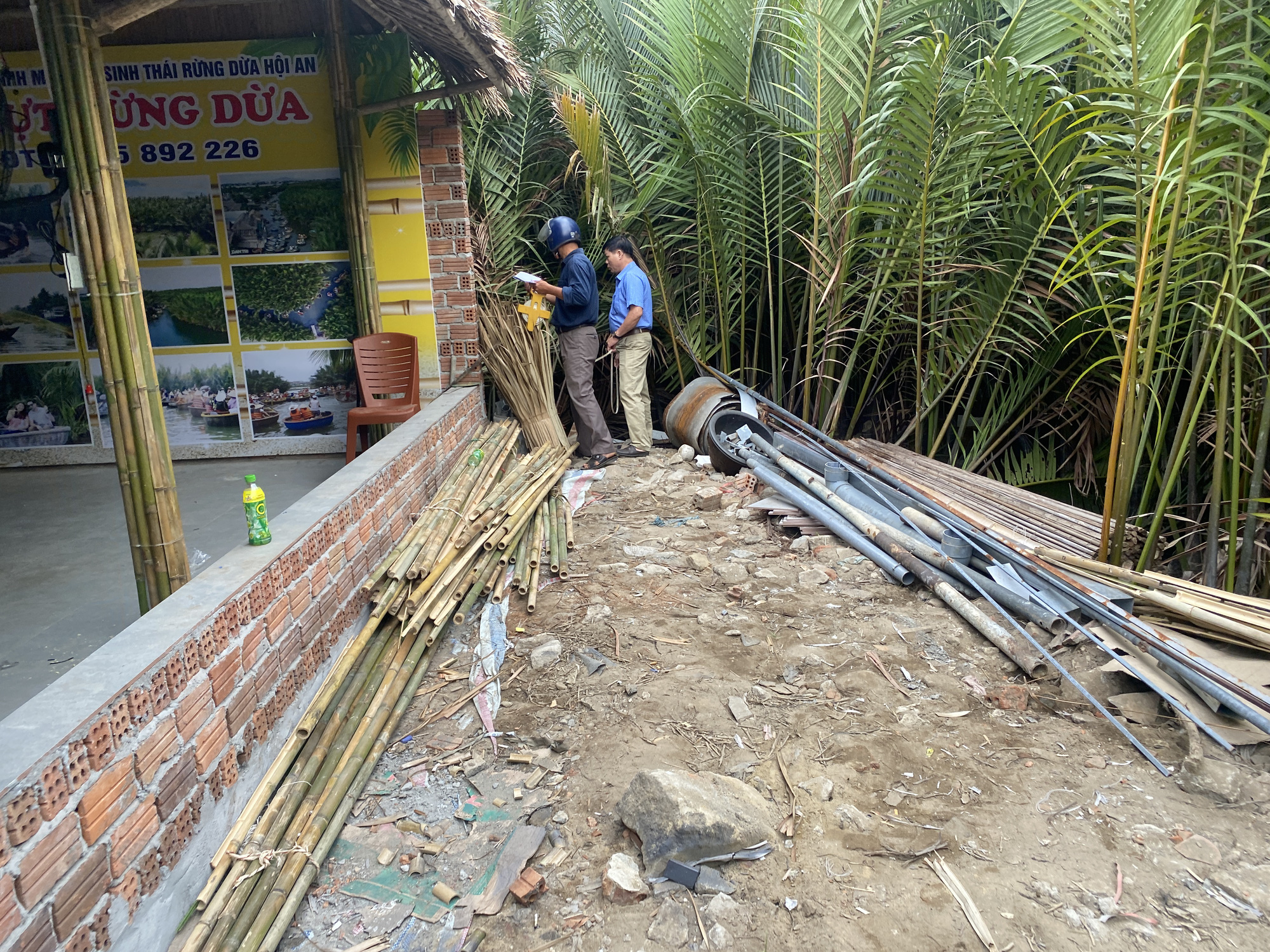 Nhận sai, chủ doanh nghiệp lấn rừng dừa ở Hội An nói sẽ trồng khôi phục phần rừng bị lấp- Ảnh 2. Xà bần, đất đá đổ lên nền rừng dừa Cẩm Thanh để xây dựng trái phép - Ảnh: B.D.