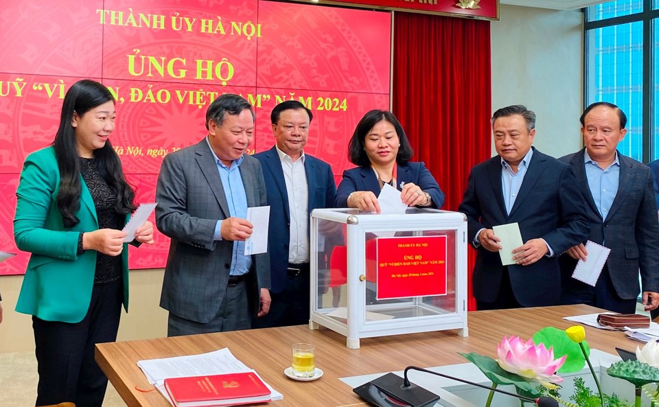 Bí thư Thành ủy Đinh Tiến Dũng và các đồng chí Thường trực Thành ủy, Ủy viên Ban Thường vụ Thành ủy ủng hộ Quỹ “Vì biển, đảo Việt Nam”.