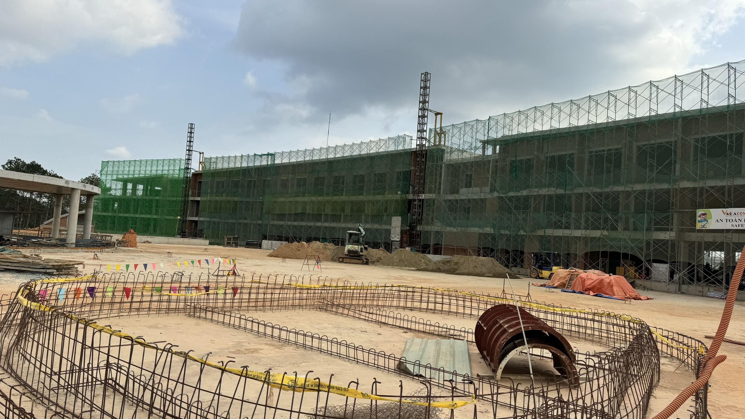Diễn biến mới vụ xây dựng tòa nhà sai phạm trong Đồi Cù Đà Lạt- Ảnh 2. Diễn biến mới vụ xây dựng tòa nhà sai phạm trong Đồi Cù Đà Lạt- Ảnh 2.