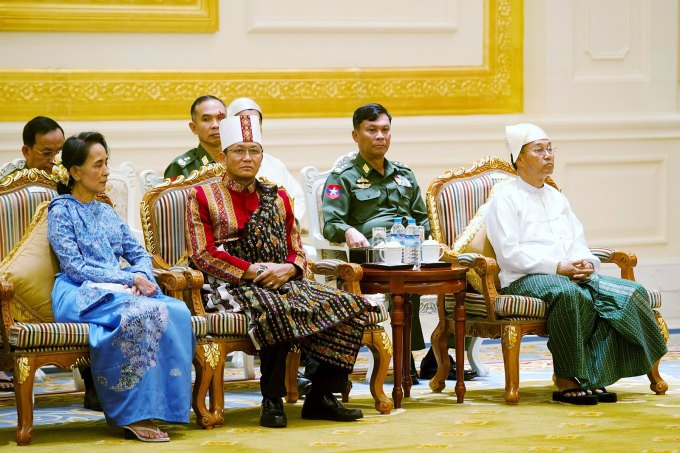 Bà Aung San Suu Kyi (áo xanh) tại Naypyitaw năm 2016. Ảnh: Reuters