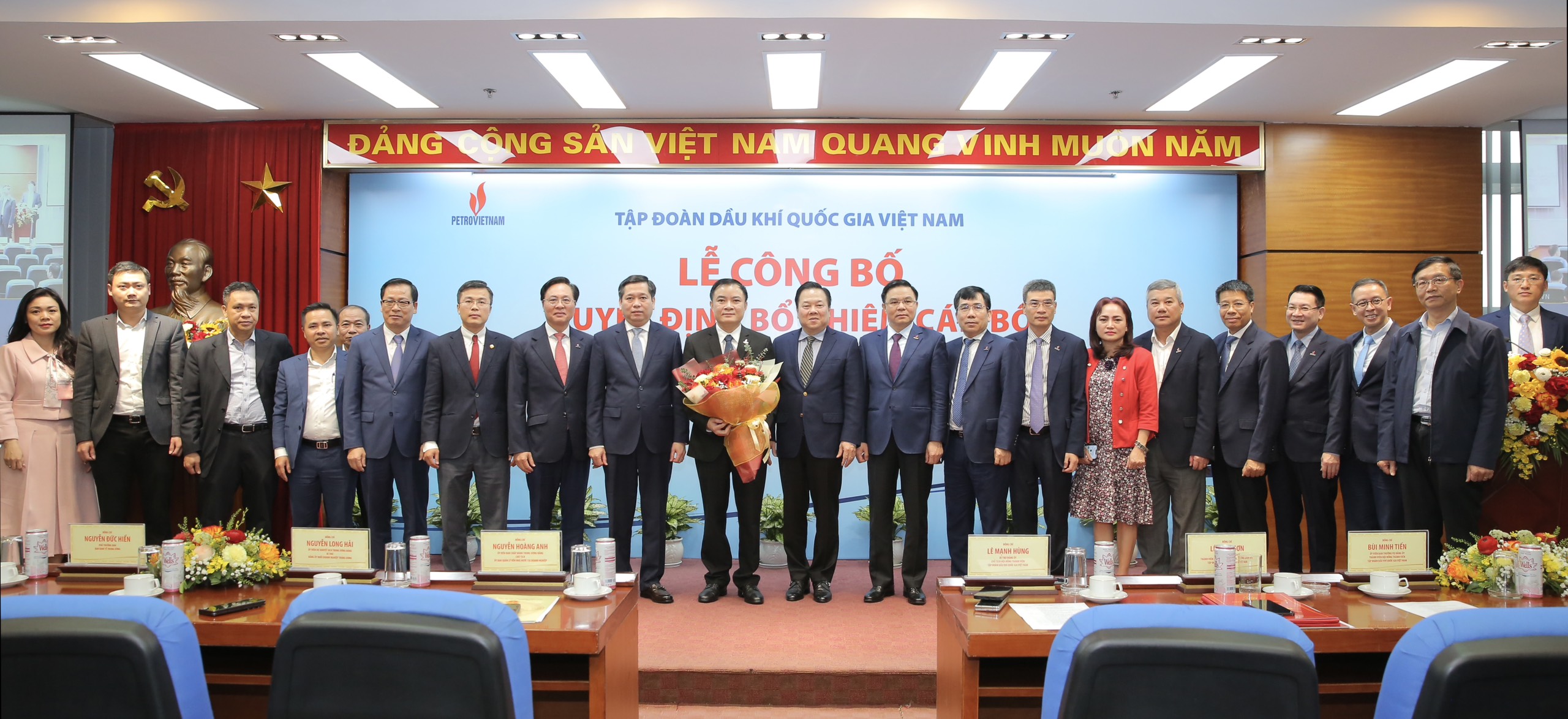 Tiếp nối nguồn lực, kiến tạo tương lai, đưa Petrovietnam tới đỉnh cao mới- Ảnh 5. Tiếp nối nguồn lực, kiến tạo tương lai, đưa Petrovietnam tới đỉnh cao mới- Ảnh 5.