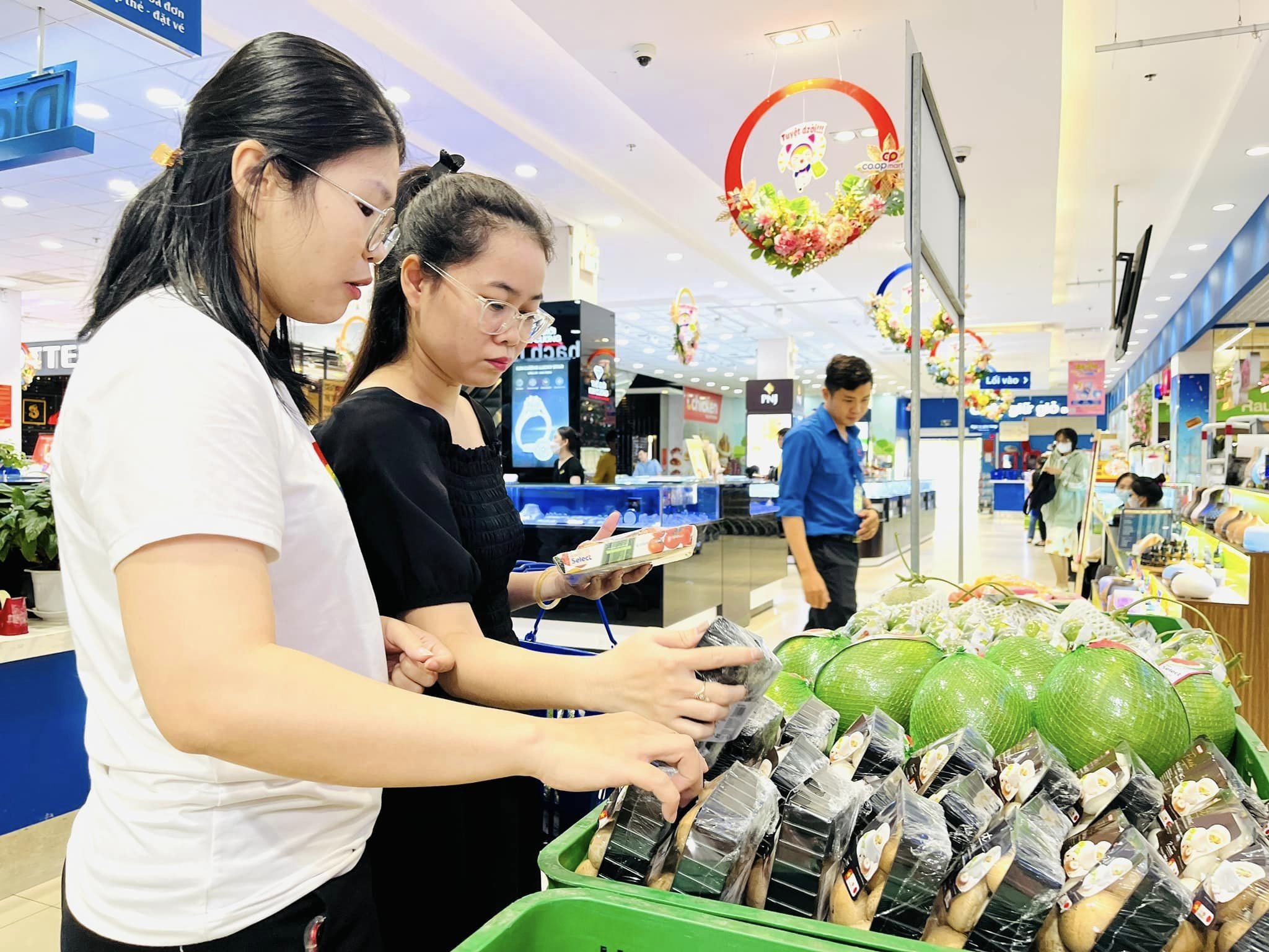 Hàng nhãn riêng Co.op 'xanh' hút khách hàng- Ảnh 2. Hàng nhãn riêng Co.op 'xanh' hút khách hàng- Ảnh 2.