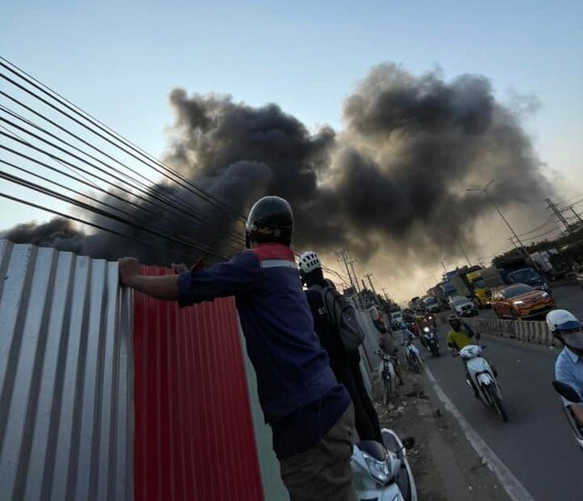 Lửa dữ dội bao trùm nhà máy ở Đồng Nai, cột khói cao cả trăm mét ảnh 3