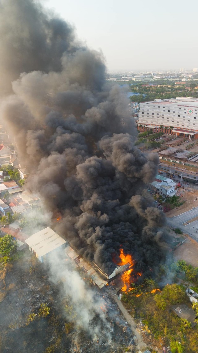 Lửa dữ dội bao trùm nhà máy ở Đồng Nai, cột khói cao cả trăm mét ảnh 4