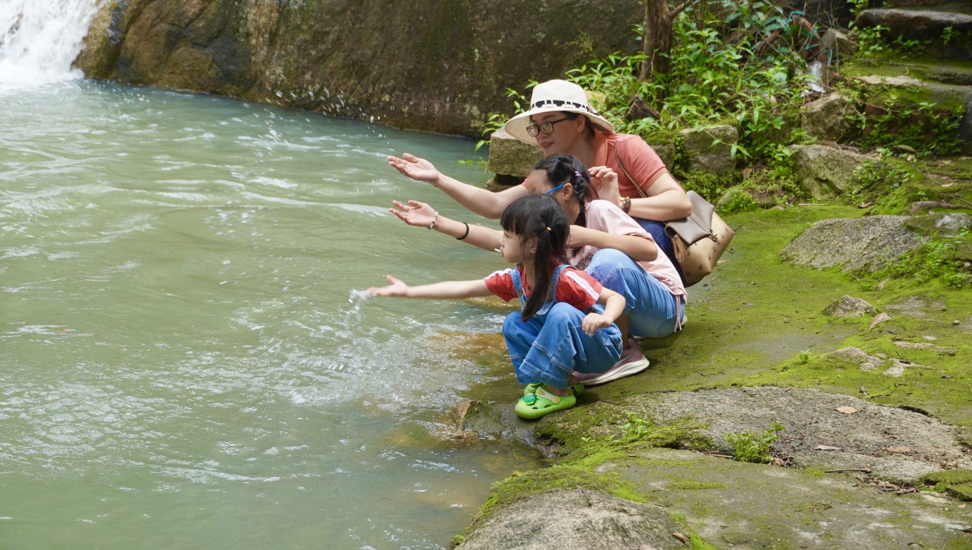 Chán đi biển, hãy đổi gió với suối Đá, núi Dinh - Ảnh 2. Chán đi biển, hãy đổi gió với suối Đá, núi Dinh - Ảnh 2.