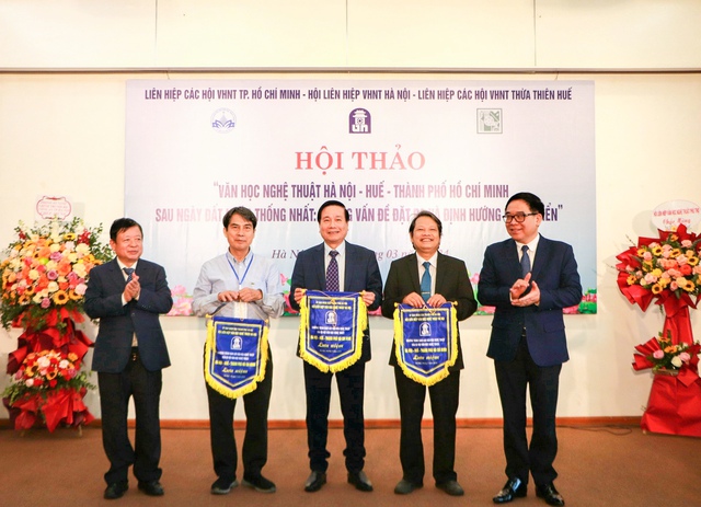 Hà Nội, Huế và TP Hồ Chí Minh chung tay sáng tạo phát triển văn học nghệ thuật nước nhà - Ảnh 4. Hà Nội, Huế và TP Hồ Chí Minh chung tay sáng tạo phát triển văn học nghệ thuật nước nhà - Ảnh 4.