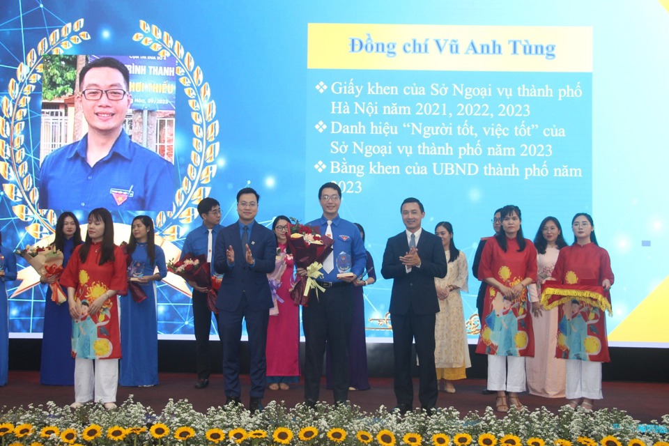 Hà Nội: Tuyên dương 10 gương cán bộ, công chức trẻ tiêu biểu năm 2023 - Ảnh 1