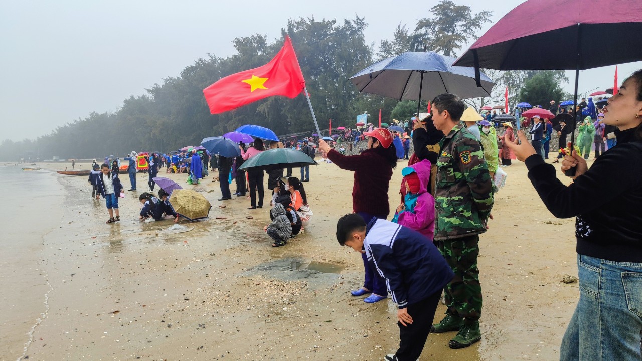 Quảng Ninh: Hàng ngàn người cổ vũ giải đua thuyền kết nối các huyện đảo- Ảnh 2. Quảng Ninh: Hàng ngàn người cổ vũ giải đua thuyền kết nối các huyện đảo- Ảnh 2.