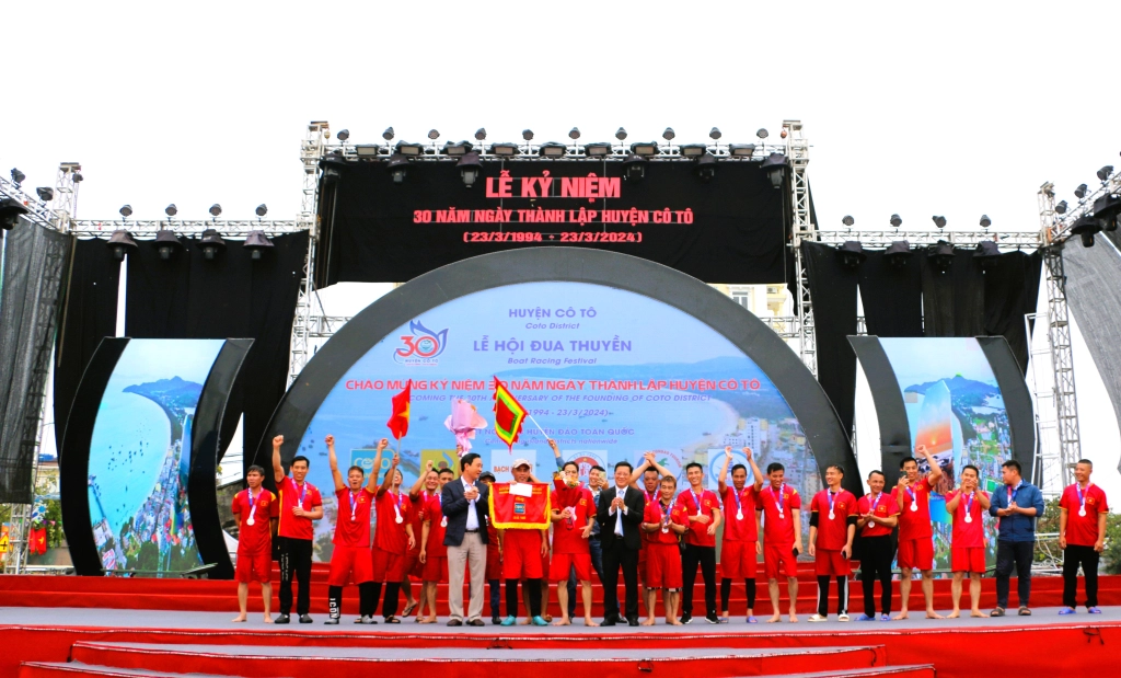Quảng Ninh: Hàng ngàn người cổ vũ giải đua thuyền kết nối các huyện đảo- Ảnh 3. Quảng Ninh: Hàng ngàn người cổ vũ giải đua thuyền kết nối các huyện đảo- Ảnh 3.