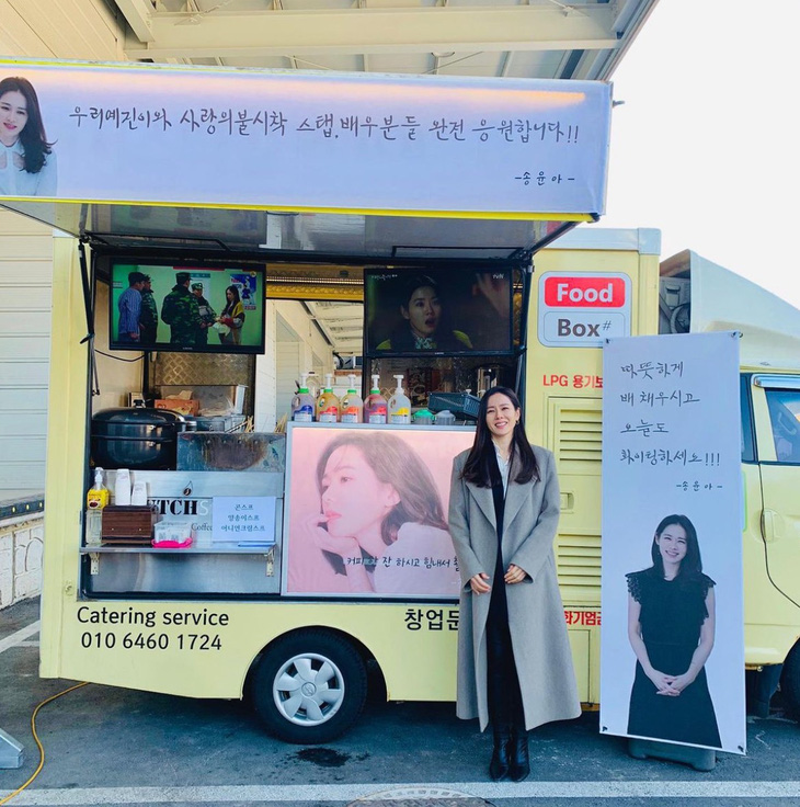 Son Ye Jin chụp hình cùng xe đồ ăn Yoona (SNSD) gửi tặng khi quay phim Hạ Cánh Nơi Anh - Ảnh: NVCC Son Ye Jin chụp hình cùng xe đồ ăn Yoona (SNSD) gửi tặng khi quay phim Hạ Cánh Nơi Anh - Ảnh: NVCC